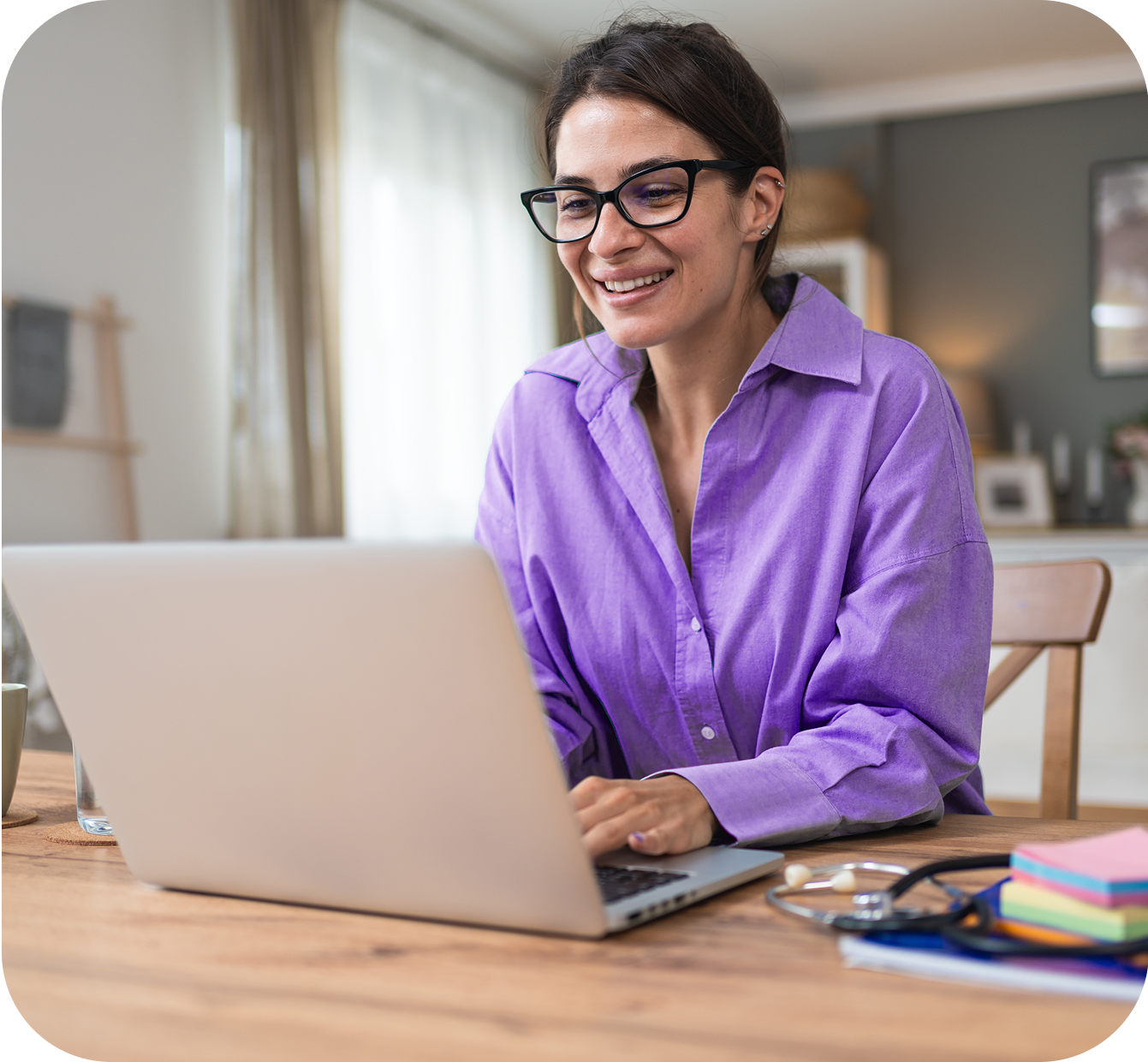 Mujer con notebook realizando depósito a plazo fijo